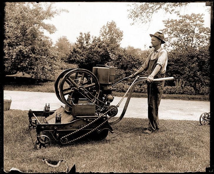 Máy cắt cỏ chạy bằng năng lượng đầu tiên vào năm 1918 trong Vườn Bách thảo Missouri. Máy cắt cỏ chạy bằng xăng và làm mát bằng nước.  