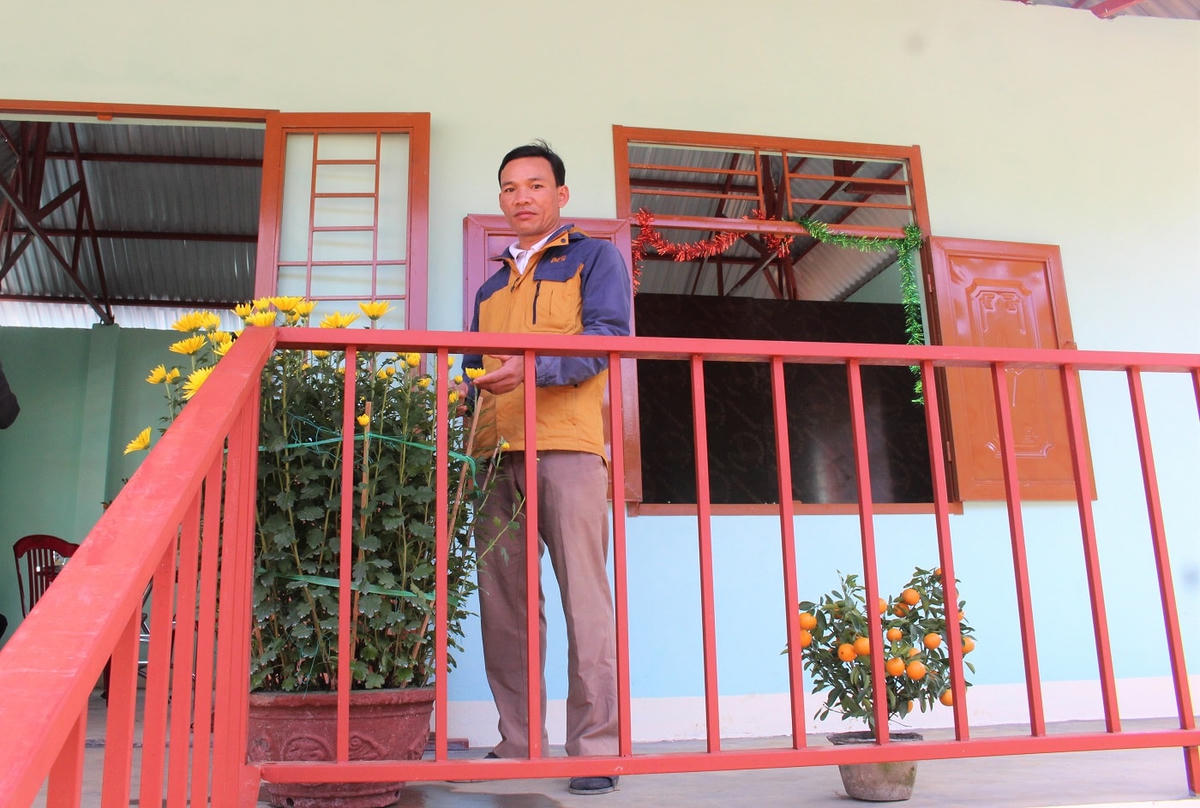 Anh Nguyễn Thành Sơn vui mừng bên ngôi nhà mới.