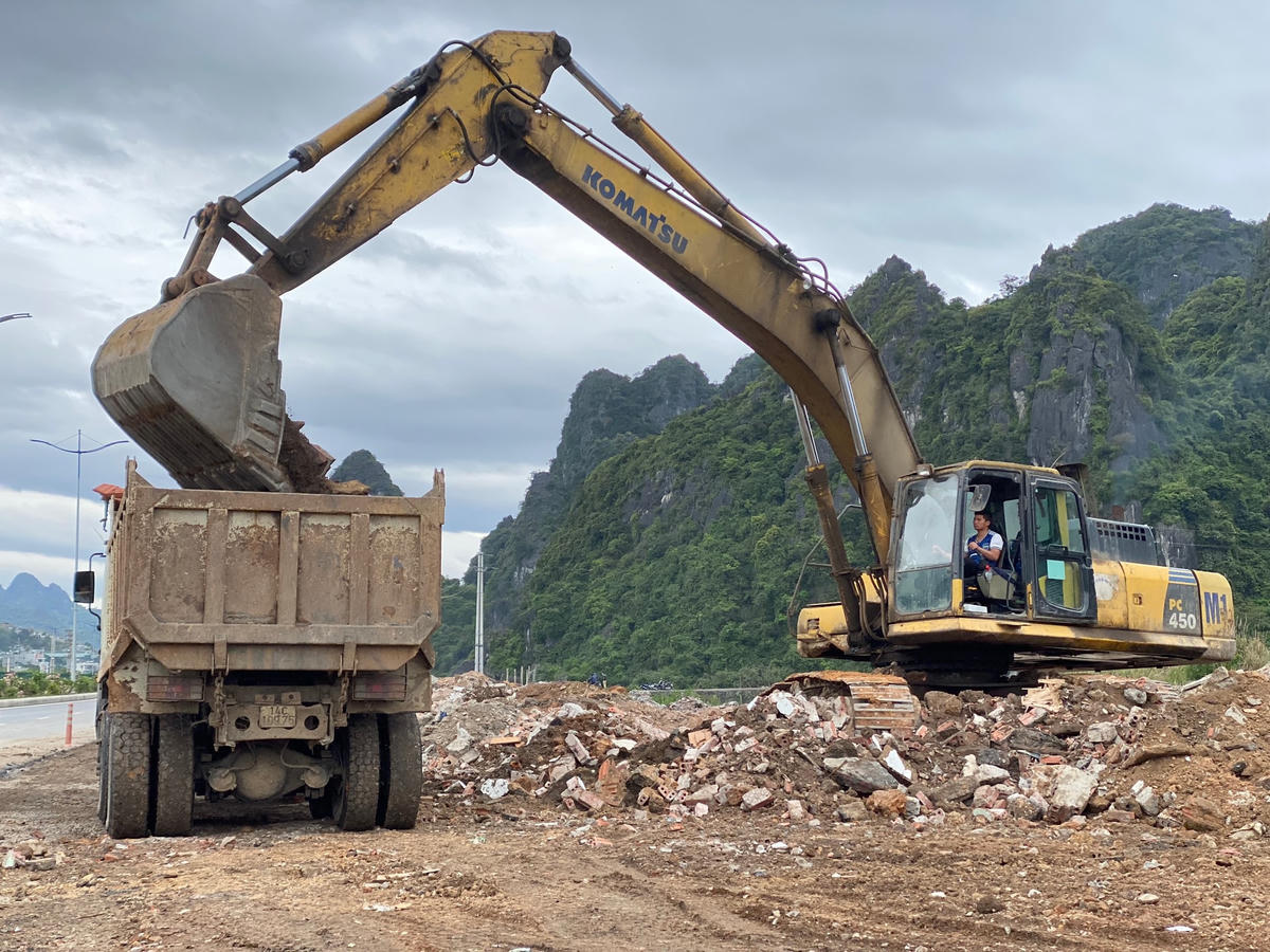 Đơn vị thi công chỉ biết “ngậm ngùi” đi dọn dẹp những bãi chiến trường do “rác tặc” để lại.