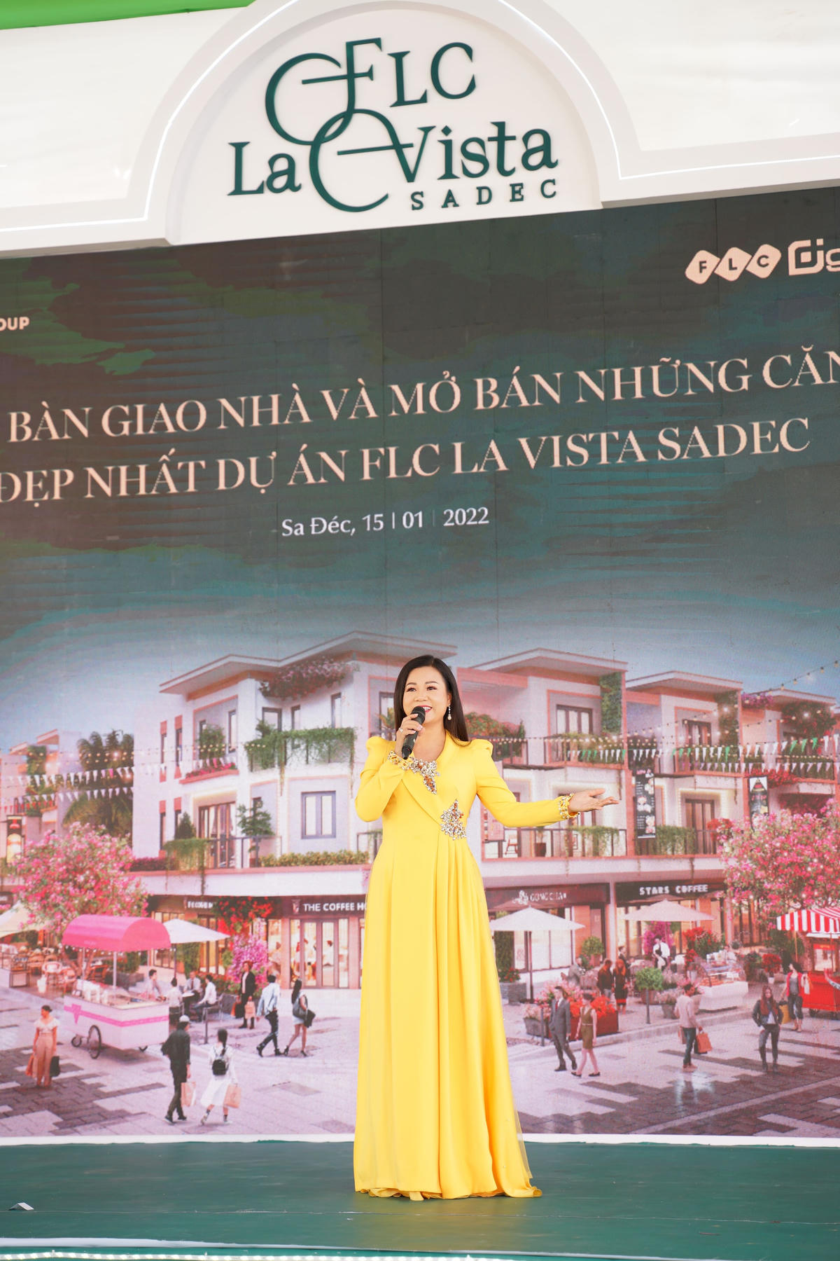 Ca sĩ Dương Hồng Loan làm nóng không khí Lễ mở bán.