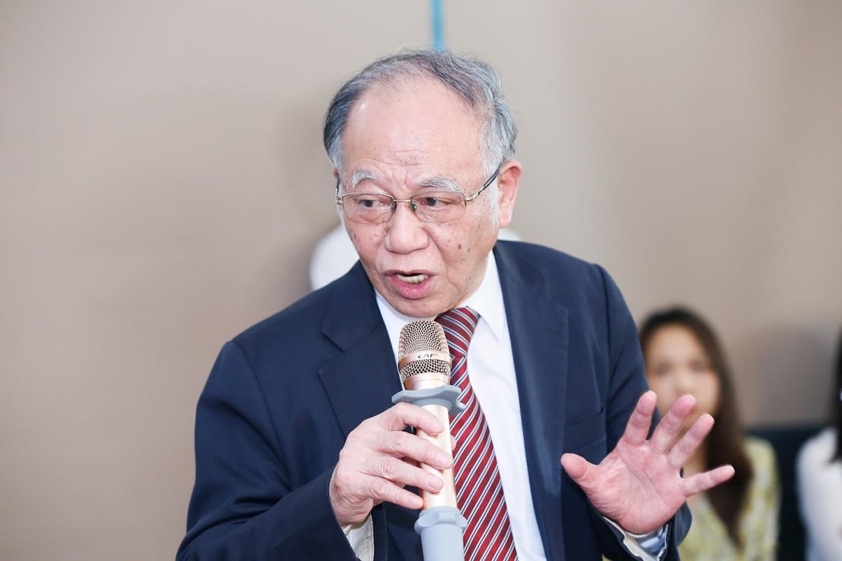 GS Hoàng Chí Bảo.