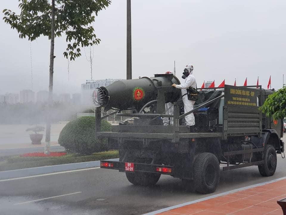 Diễn tập khử khuẩn bên ngoài.Diễn tập khử khuẩn bên trong hội trường.