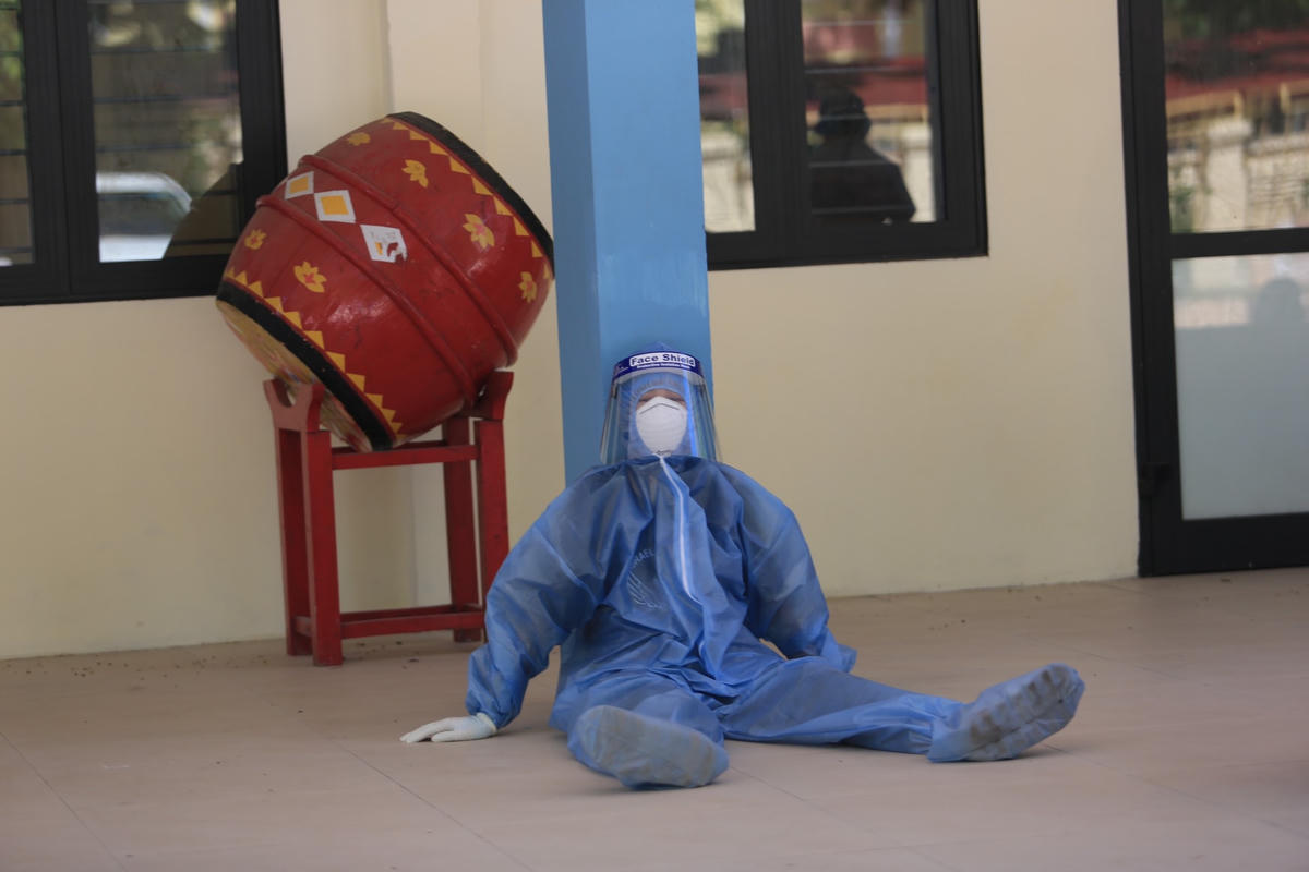 Thời tiết Hà Nội oi bức với nhiệt độ lên tới 35 độ C. Nhiều nhân viên y tế kiệt sức sau nhiều giờ xét nghiệm, truy vết F0 tại quận Đống Đa (Hà Nội). 