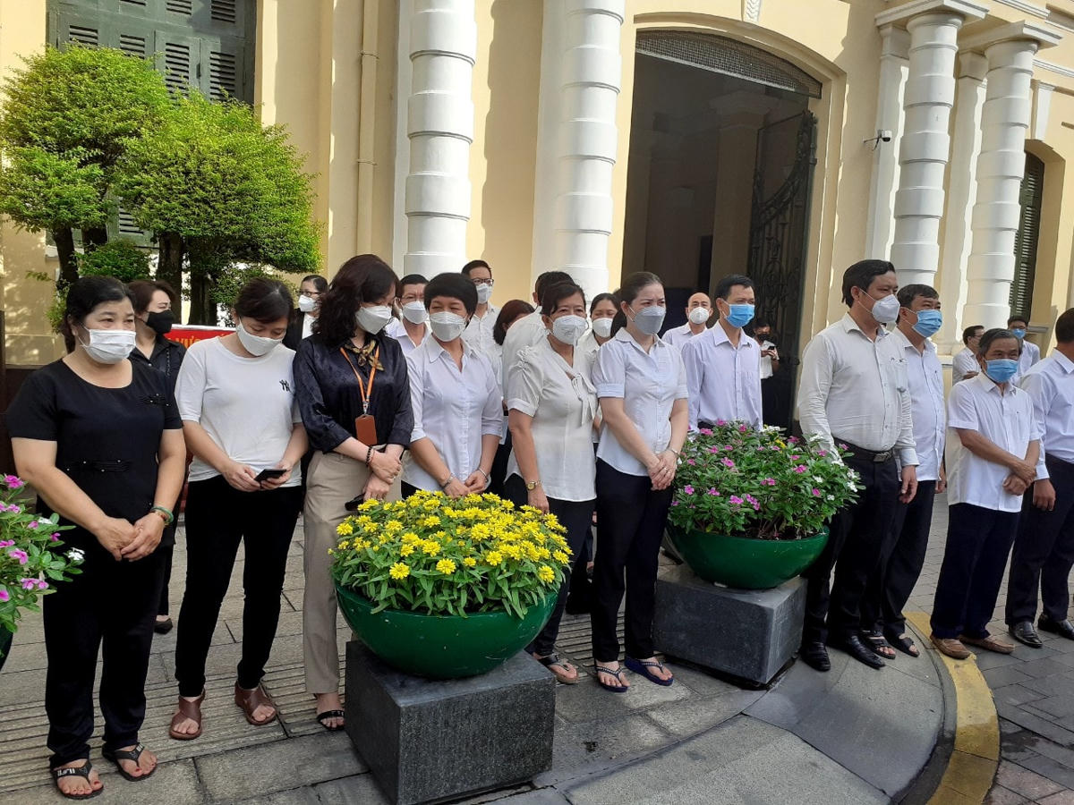 Nhiều người không giấu được sự xúc động trước mất mát trên.