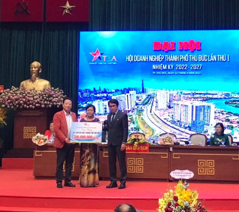 Ông Trần Việt Anh Chủ tịch Hội Doanh nghiệp TP Thủ Đức trao ủng hộ 500 triệu đồng cho đại diện Quỹ khuyến học TP Thủ Đức.