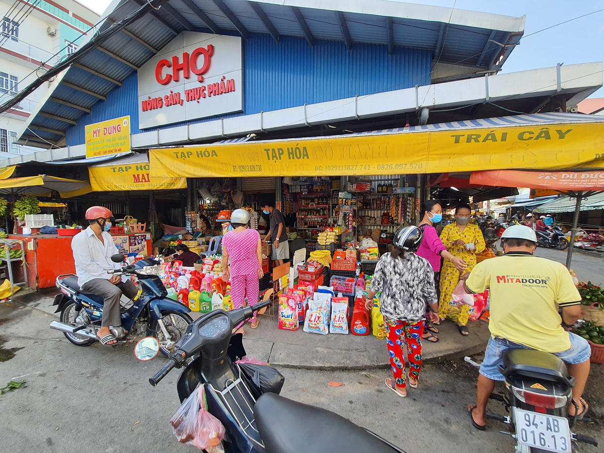 Tại chợ phường 3, nhiều người dân đến mua các loại nhu yếu phẩm.