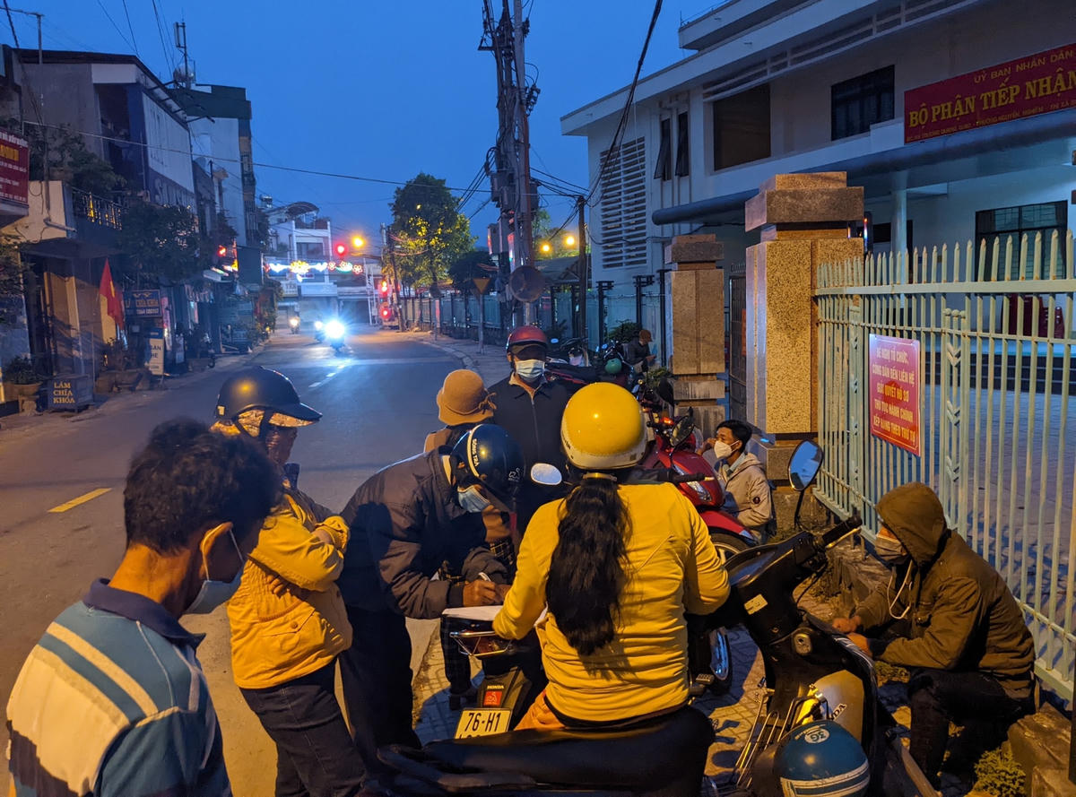 Người dân đi rất sớm để bốc số làm thủ tục đất đai.