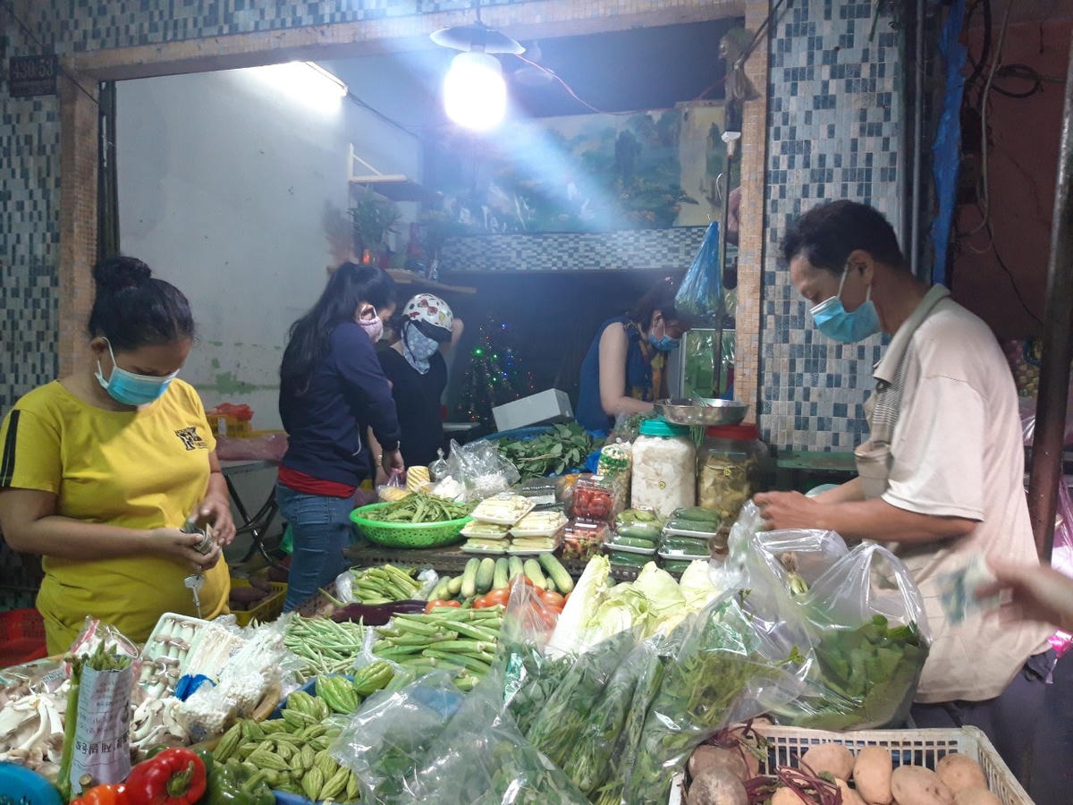 Nhiều mặt hàng thực phẩm tăng giá do xăng dầu, vận chuyển tăng.