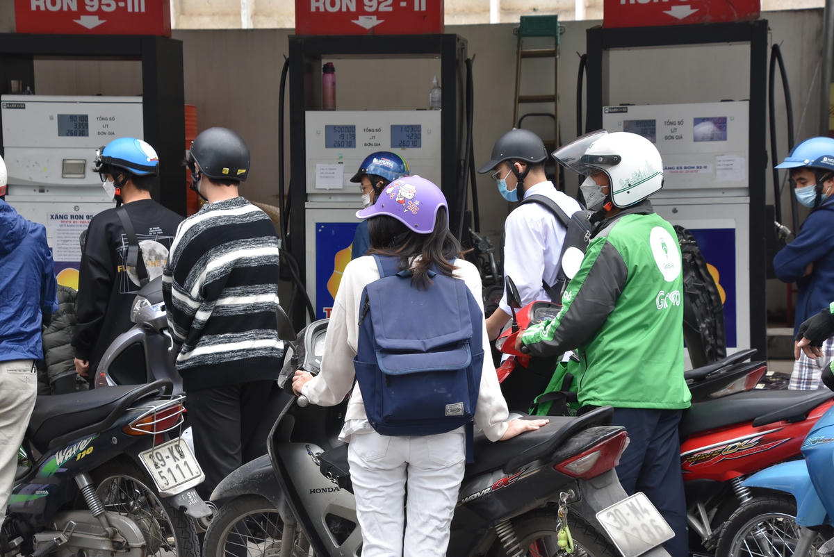 Sát giờ điều chỉnh giá: Cây xăng chỗ đông nghẹt, nơi treo biển 'hết hàng'