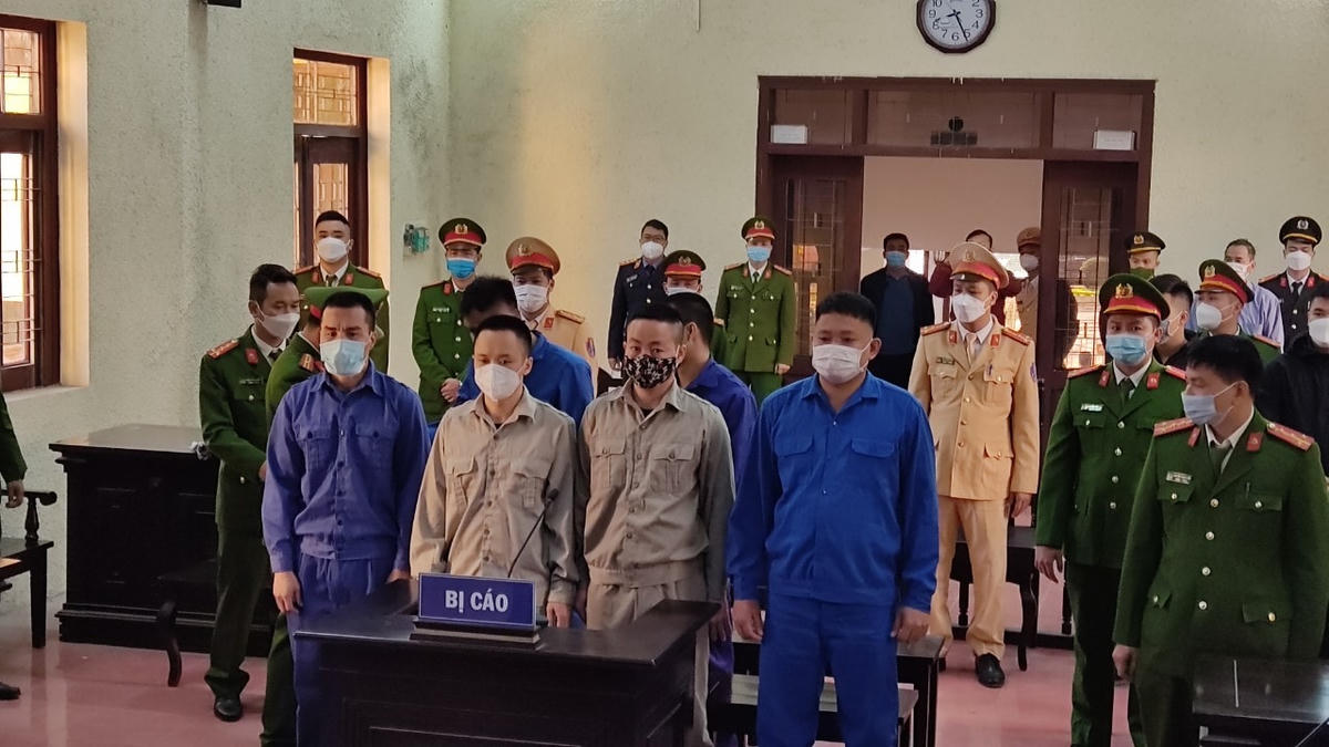 Trưởng “hàng” cùng các đối tượng có liên quan tại phiên toà xét xử sở thẩm vào sáng 2/12/2021.
