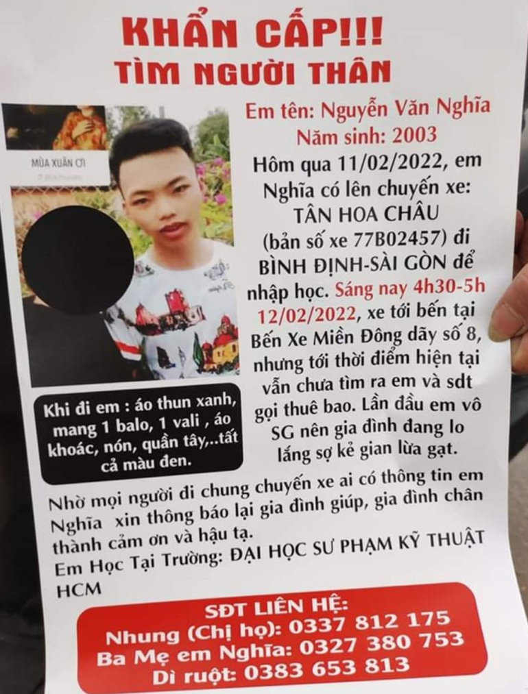 Gia đình em Nguyễn Văn Nghĩa dán tờ rơi, kêu gọi cộng đồng mạng hỗ trợ tìm kiếm Nghĩa. 