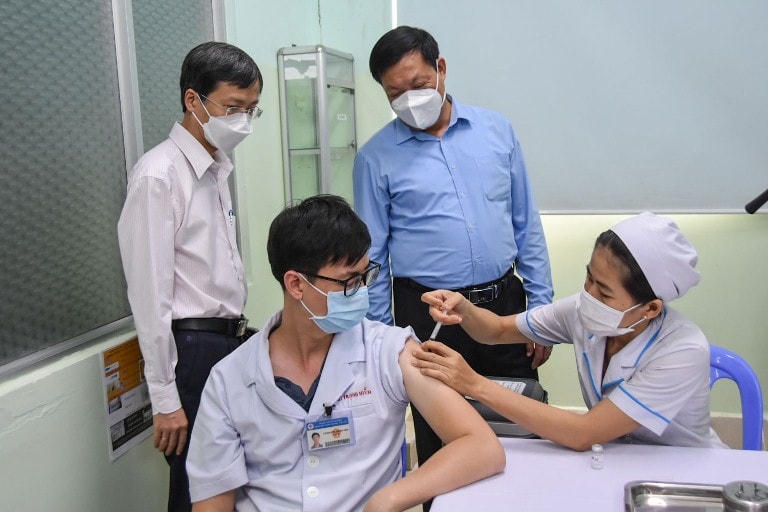 Thứ trưởng Bộ Y tế Đỗ Xuân Tuyên và Đoàn kiểm tra công tác tiêm chủng vaccine tại Bệnh viện Hùng Vương. Nguồn ảnh: Bộ Y tế.