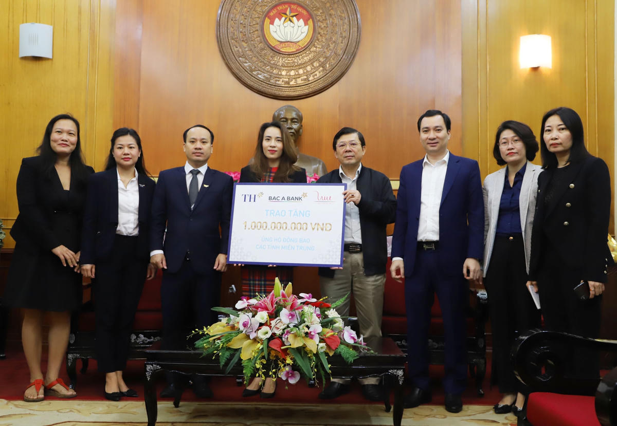 Phó Chủ tịch Nguyễn Hữu Dũng tiếp nhận ủng hộ từTập đoàn TH - đơn vị sở hữu thương hiệu TH true MILK.