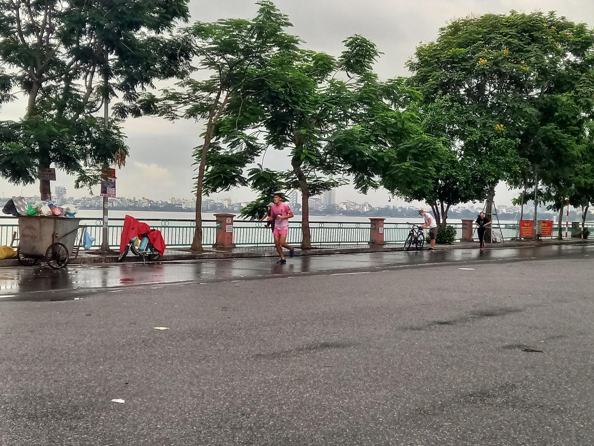 Người dân vẫn tập thể dục quanh Hồ Tây thậm chí quên đeo khẩu trang.