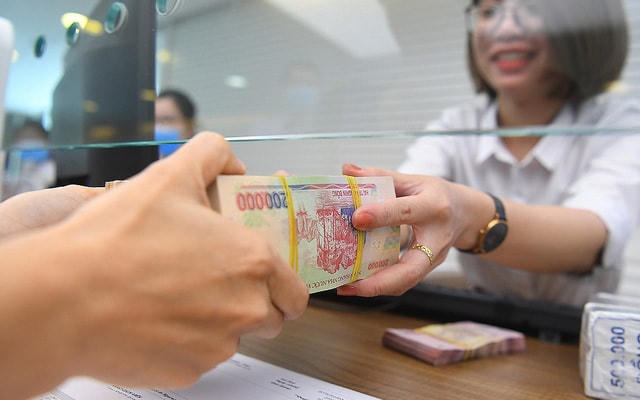 Người dân vẫn tin tưởng gửi tiền vào ngân hàng.