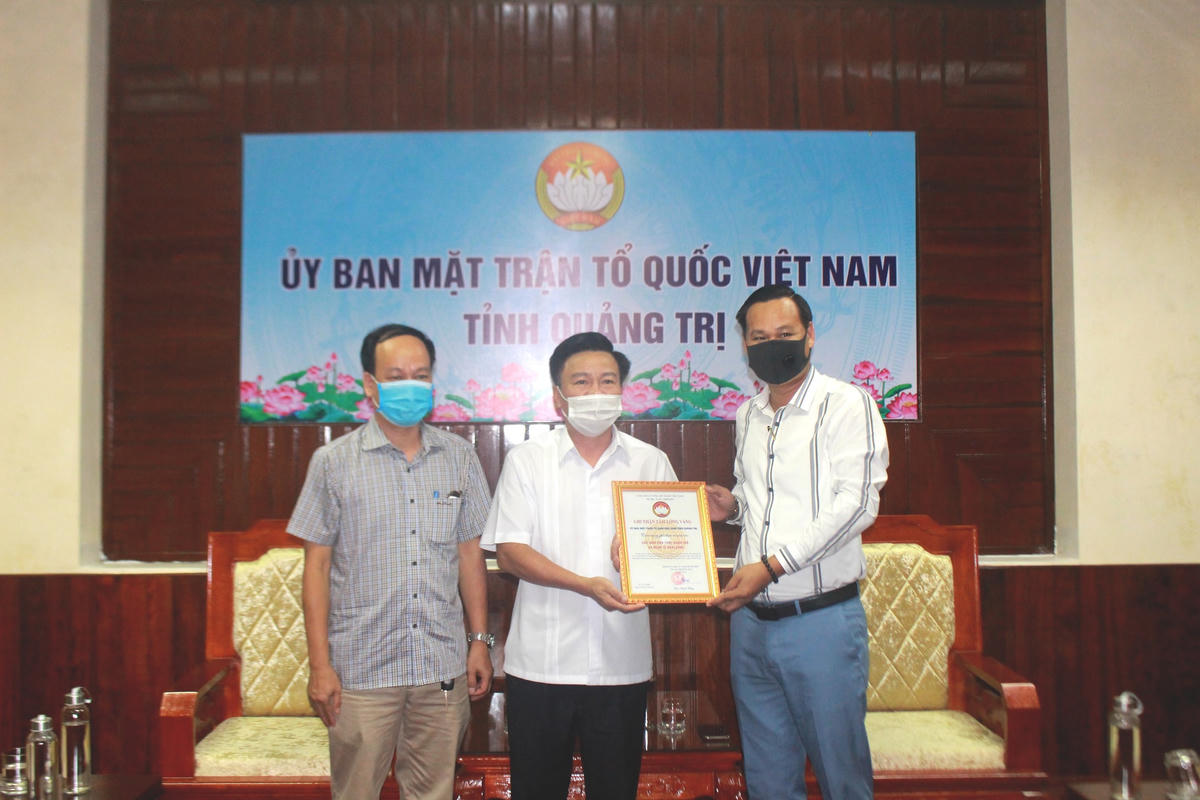 Ông Đào Mạnh Hùng, Chủ tịch Uỷ ban MTTQ Việt Nam tỉnh Quảng Trị trao biển ghi nhận tấm lòng vàng cho đại diện các nhà hảo tâm và nghệ sĩ Hoài Linh.