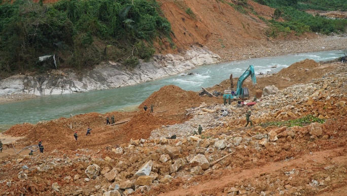 Có nguyên nhân từ thủy điện?