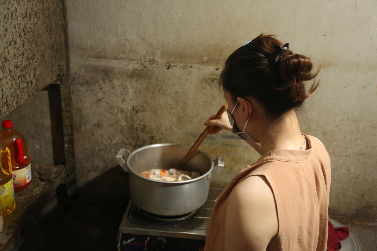 Những ngày này tất bật nhất có lẽ là phụ nữ, những người nhận phần việc nấu ăn và dọn dẹp nhà cửa.