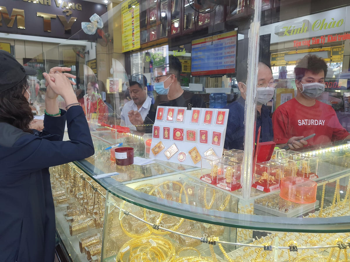 Đổ xô mua vàng dù biết lỗ nhưng nhiều người vẫn chấp nhận.