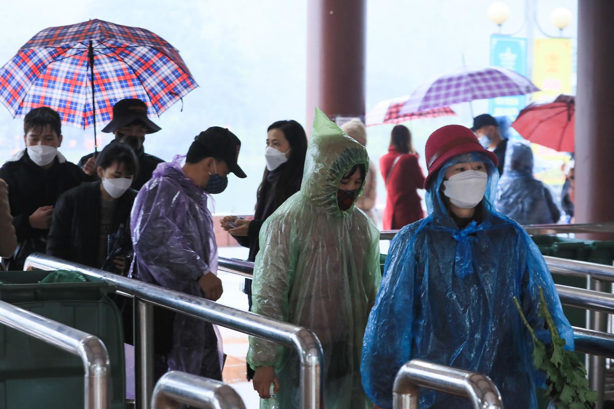 Du khách đội mưa đi lễ chùa Hương  