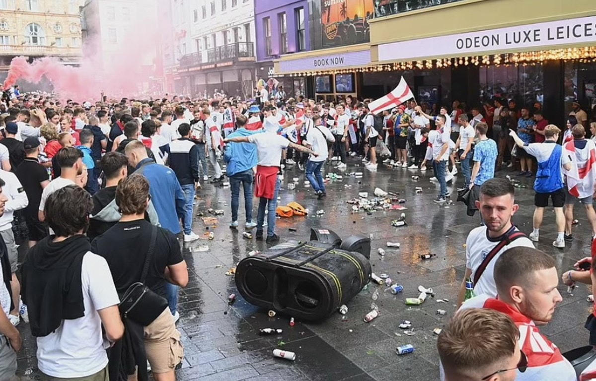 Cổ động viên Anh khiến trận chung kết Euro 2020 trở nên nóng hơn. (Nguồn: Getty Images).  