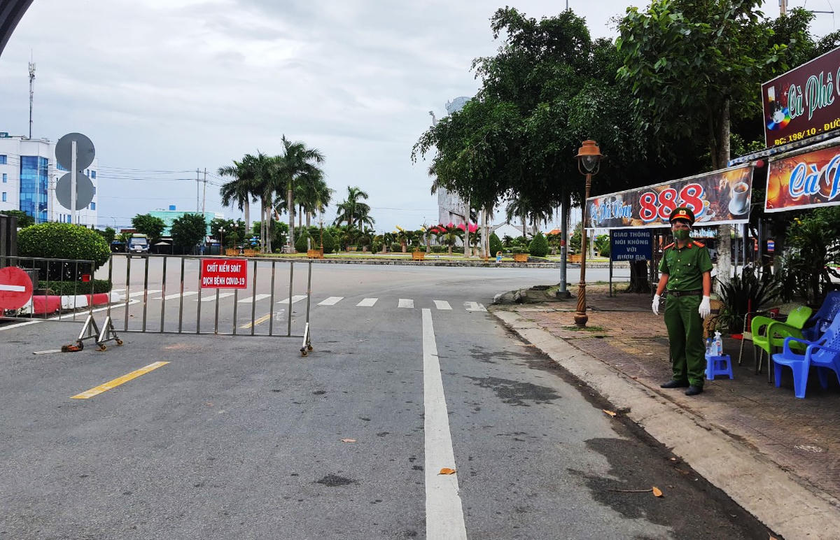Các chốt siết chặt kiểm soát tối đa việc người dân ra khỏi nhà, chỉ để từ 1 đến 2 lối ra, vào.