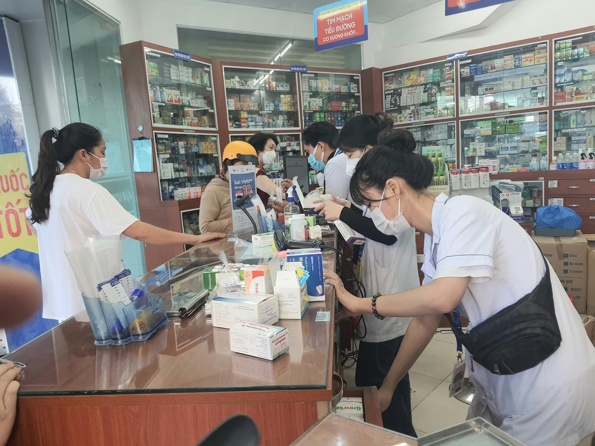 Vì lo ngại dịch bệnh lây lan nhanh nên nhiều người dân tự ý tìm mua kist test khiến mặt hàng này trở nên khan hiếm, loạn giá cả.