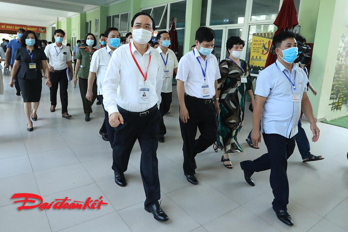 Bộ trưởng Bộ GDĐT Phùng Xuân Nhạ dẫn đầu đoàn công tác kiểm tra của Bộ đi kiểm tra công tác tổ chức kỳ thi tại điểm thi trường THCS Nam Từ Liêm, Hà Nội.