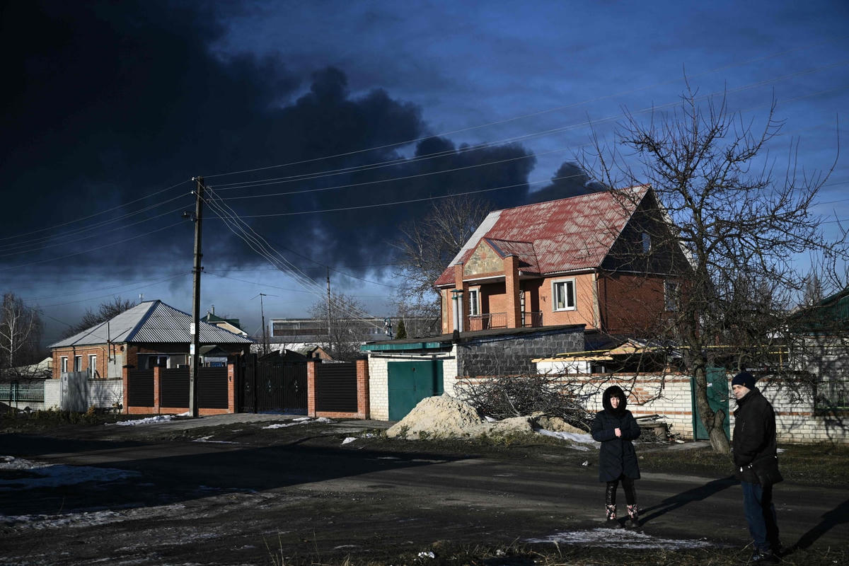 Khói đen bốc lên từ một sân bay quân sự ở Chuguyev gần Kharkiv, Ukraine. Ảnh: Aris Messinis / AFP / Getty Images.