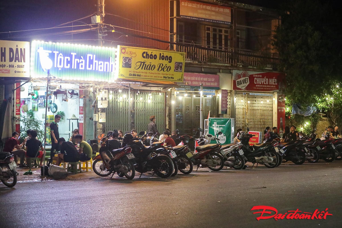 Hai quán trà chanh tại đường Nguyễn Văn Giáp, phường Cầu Diễn, quận Nam Từ Liêm để khách ngồi uống tại vỉa hè và quá giờ quy định. 