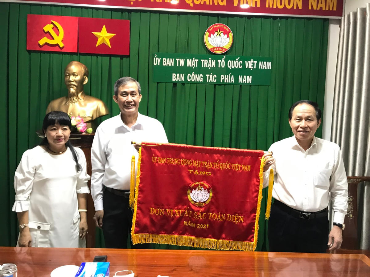 Ông Lê Tiến Châu trao Cờ đơn vị xuất sắc toàn diện cho đại diện Ban Công tác phía Nam.