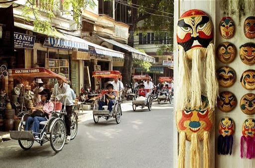 Du khách tham quan phố cổ.