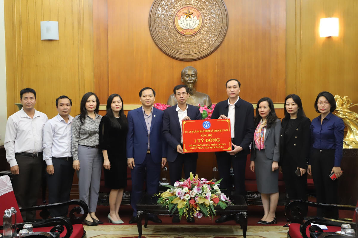 Phó Chủ tịch Phùng Khánh Tài tiếp nhận ủng hộ từ Bảo hiểm Xã hội Việt Nam.
