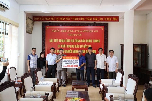 Đoàn công tác trao phần quà hỗ trợ cho tỉnh Kon Tum. Ảnh: Cổng Thông tin điện tử Đắk Lắk.