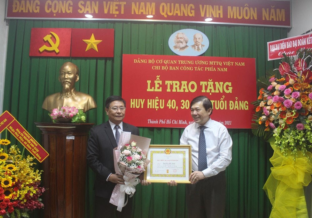 Phó Chủ tịch Nguyễn Hữu Dũng Trao Huy hiệu 40 năm tuổi Đảng cho ông Nguyễn Anh Xuân.