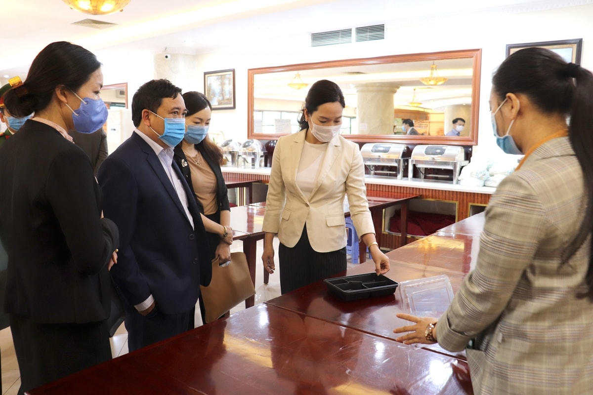 Đoàn công tác của UBND tỉnh Quảng Ninh kiểm tra các khách sạn đang làm cơ sở cách ly tập trung có thu phí (Ảnh: Báo Quảng Ninh).
