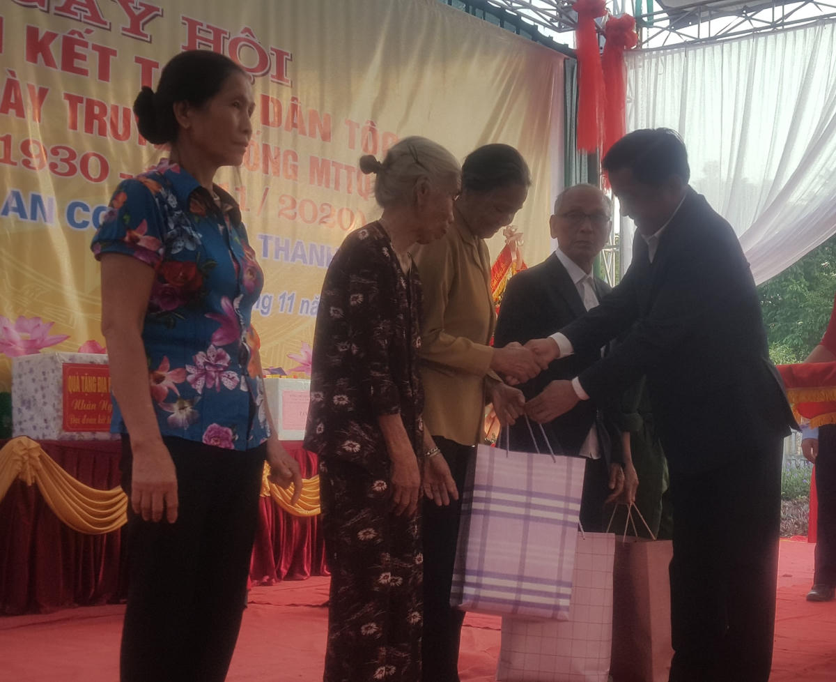 Bí thư Trung ương Đảng, Chủ nhiệm Ủy ban Kiểm tra Trung ương Trần Cẩm Tú tặng quà người dân trong thôn.