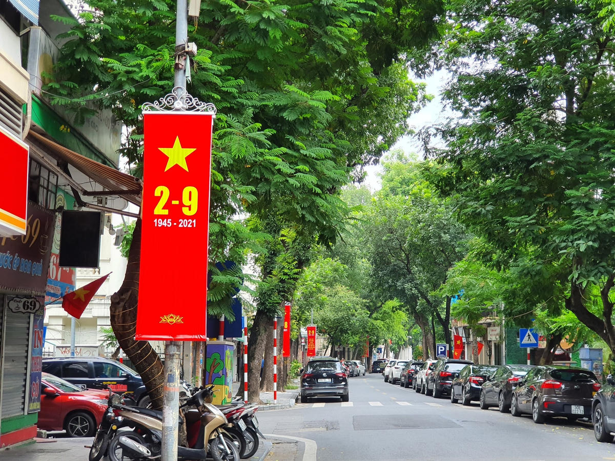 Nhiều tuyến phố khác cũng được trang hoàng băng rôn kỷ niệm.
