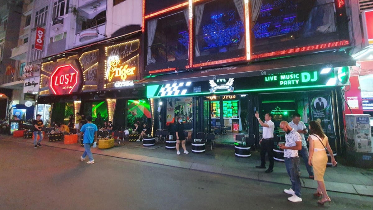 Trái ngược hẳn với vẻ tấp nập, nhộn nhịp thường ngày.