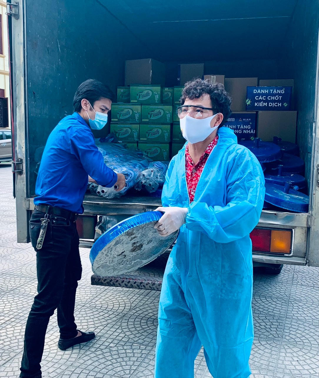 NSƯT Xuân Bắc tham gia vận chuyển hàng ủng hộ. Ảnh: HNSSKVN.