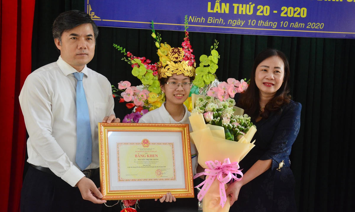Lãnh đạo Bộ Giáo dục và Đào tạo trao bằng khen cho Quán quân Đường lên đỉnh Olympia năm 2020 Nguyễn Thị Thu Hằng.