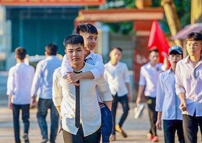 Ngô Minh Hiếu 10 năm cõng bạn đi học.