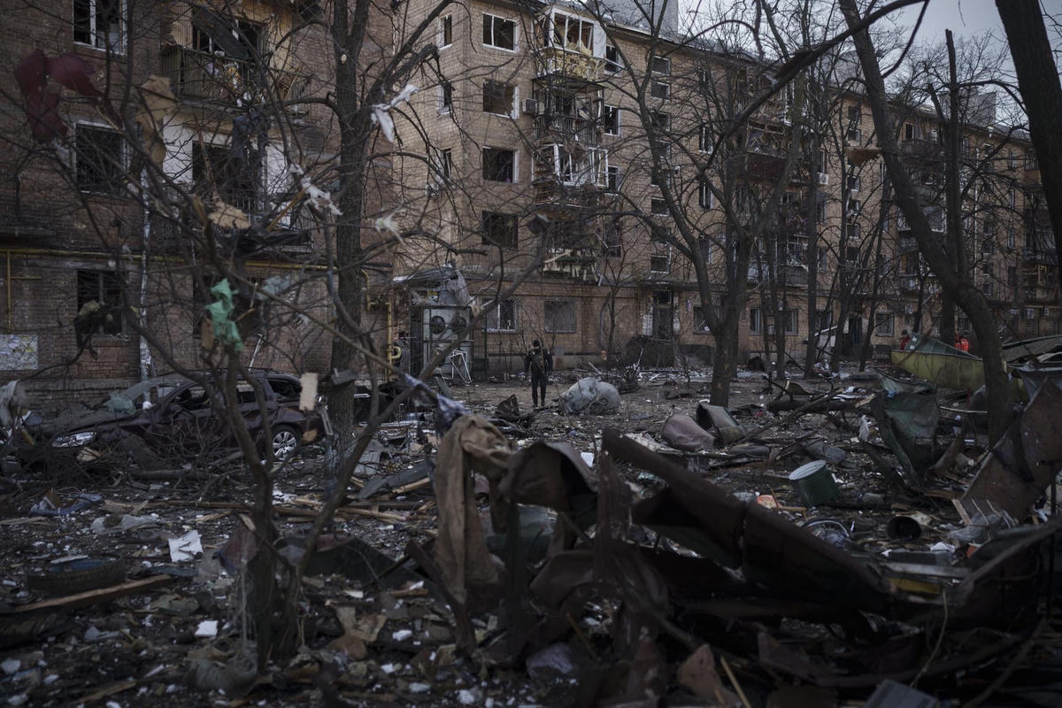 Một sĩ quan cảnh sát đứng tại khu vực các tòa nhà bị phá hủy ở Kiev, Ukraine. Ảnh: AP.