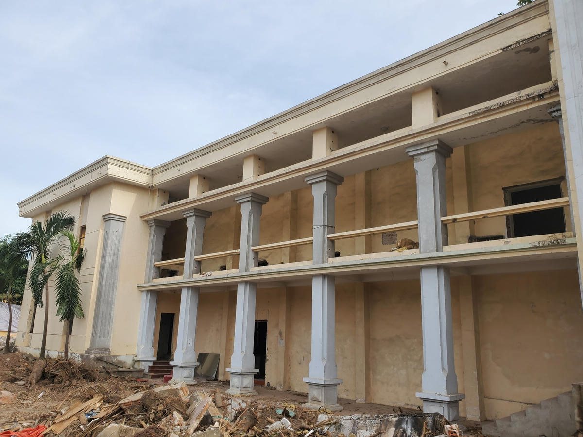 Một phần công trình Nhà văn hoá trung tâm tỉnh Ninh Bình đã được thi công đắp cột mà không có nhà thầu giám sát