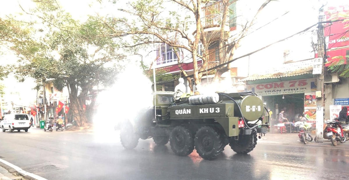 TP Hải Phòng phun hóa chất khử khuẩn đường phố và khu vực có ca nhiễm Covid-19.