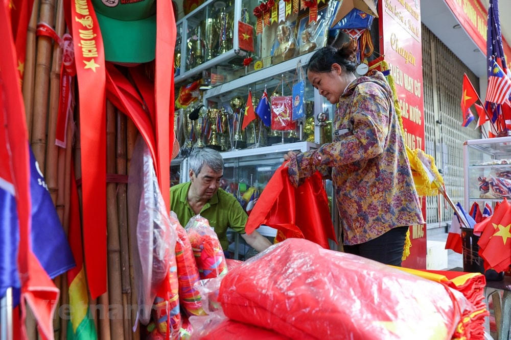 Gần đến ngày Quốc khánh 2-9, gia đình chị Nhung phải liên tục sản xuất và vận chuyển cờ Tổ quốc đến phố Hàng Bông, con phố có truyền thống lâu đời bán các loại cờ. (Ảnh: Minh Sơn/Vietnam+).