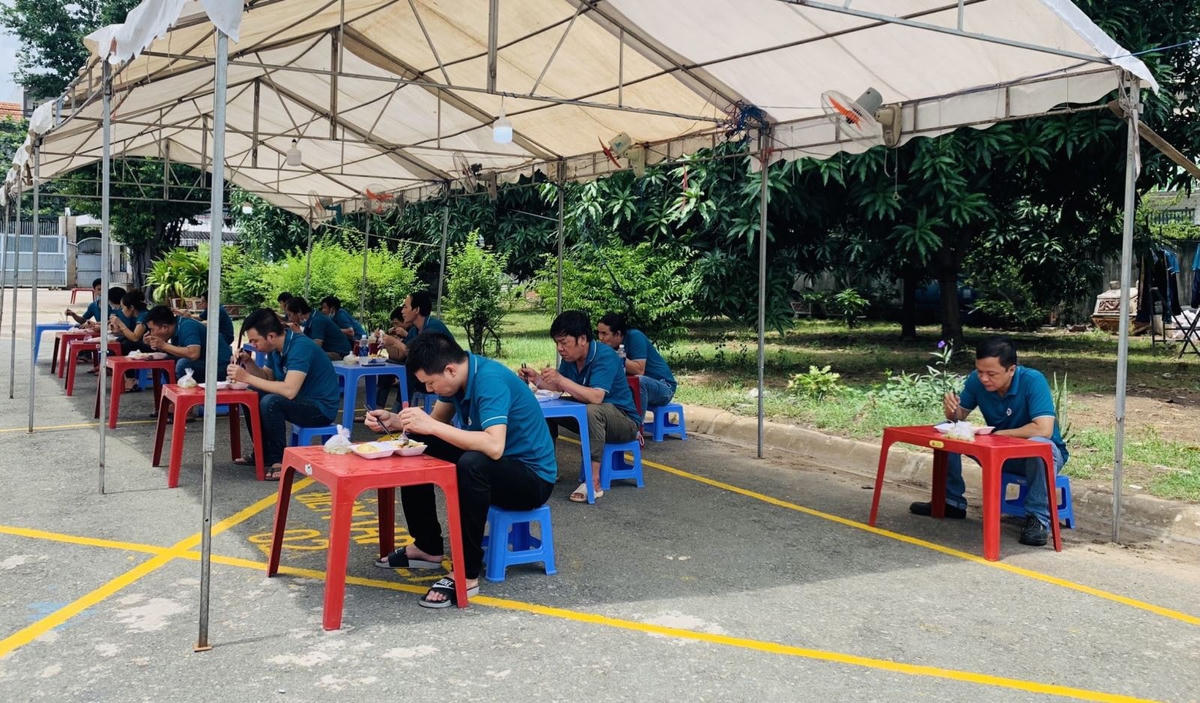 Công nhân tại một DN đang dùng bữa trưa theo phương án “3 tại chỗ”.