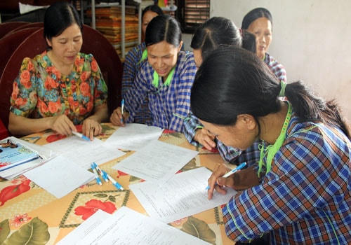 Cán bộ Hội LHPN tỉnh Lạng Sơn hướng dẫn cán bộ, hội viên phụ nữ xã Thanh Lòa (huyện Cao Lộc) các nội dung về thực hiện bình đẳng giới.