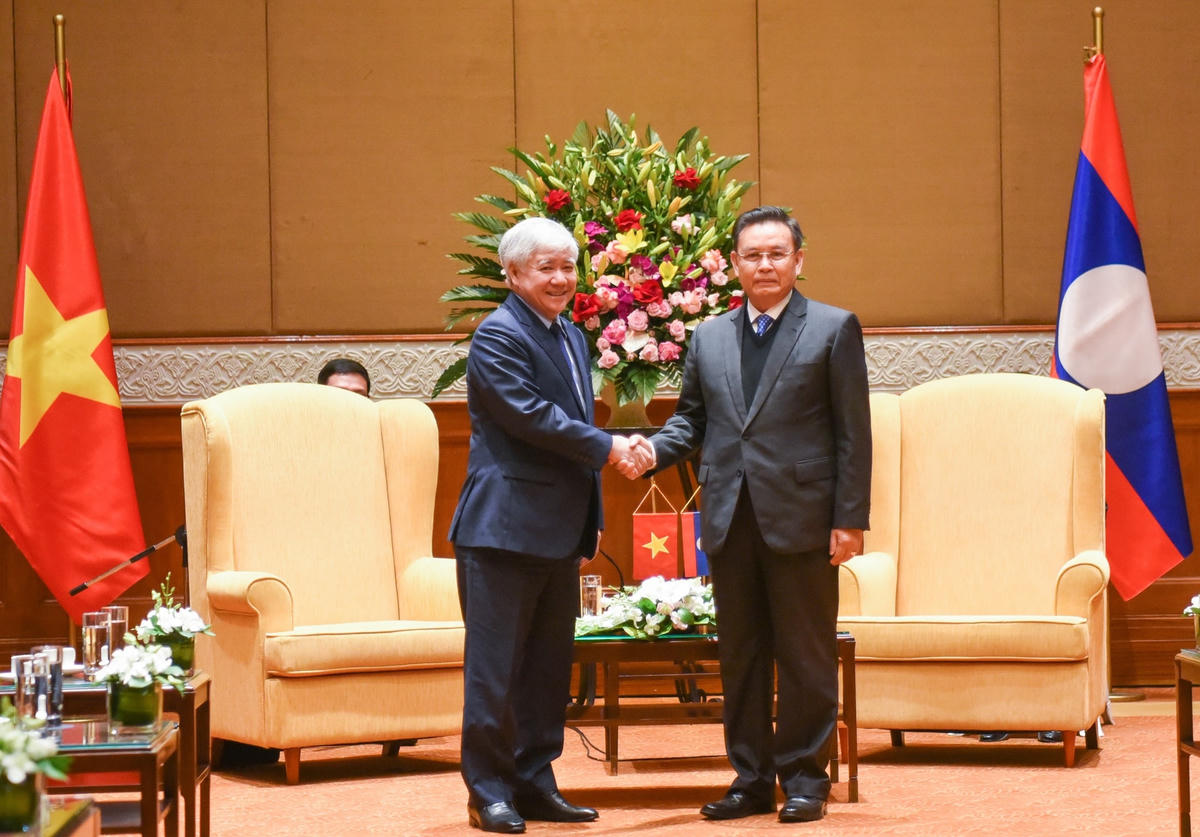 Ông Đỗ Văn Chiến, Bí thư Trung ương Đảng, Chủ tịch UBTƯ MTTQ Việt Nam hội kiến ông Saysomphone Phomvihane, Ủy viên Bộ Chính trị Đảng Nhân dân Cách mạng Lào, Chủ tịch Quốc hội CHDCND Lào.