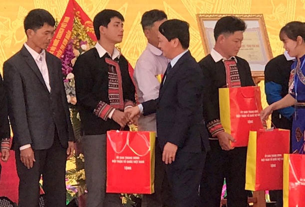 Phó Chủ tịch - Tổng Thư ký UBTƯ MTTQ Việt Nam Hầu A Lềnh tặng quà cho các gia đình chính sách ở xã Quang Minh.